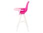 Une chaise haute rose avec un piétement blanc.