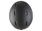 Un casque de ski noir avec ventilation.