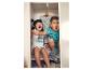 Deux enfants dans un placard, vêtements pour enfants.