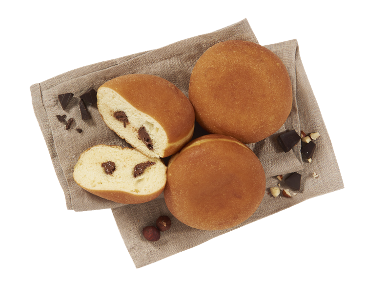 Beignets fourrés au chocolat et noisettes sur un torchon en lin.