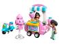 Ensemble Lego Friends avec un stand de friandises rose, un scooter et deux figurines.