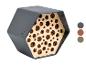 Hôtel à insectes hexagonal avec intérieur en bois et trous de différentes tailles, en gris foncé.
