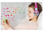 Une fille écoute de la musique sur son téléphone avec des écouteurs roses Minnie Mouse.