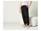 Un homme portant un pantalon de jogging noir avec une doublure en polaire.