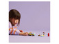 Un enfant joue avec des sets LEGO Friends avec une voiture et un salon de toilettage pour chiens.