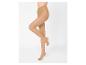 Jambes de femme en collants couleur chair sur fond blanc