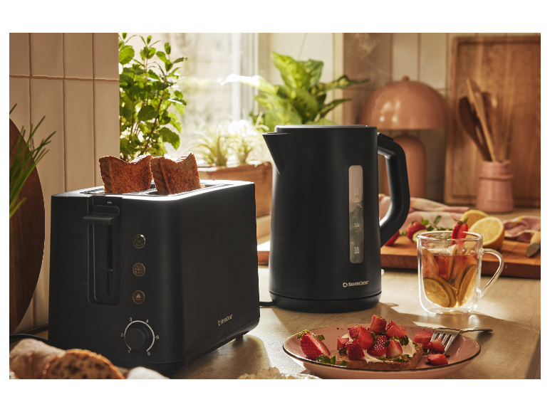 Un grille-pain et une bouilloire SilverCrest noirs dans une cuisine moderne.