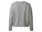 Un pull gris à manches longues en tricot.