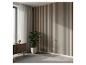 Salon moderne avec mur à lattes en bois, plante verte et meuble en bois.
