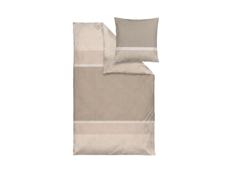 Parure de lit beige avec motif géométrique et rayures.