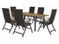 Ensemble de salle à manger d'extérieur avec table en osier marron et six chaises pliantes assorties.