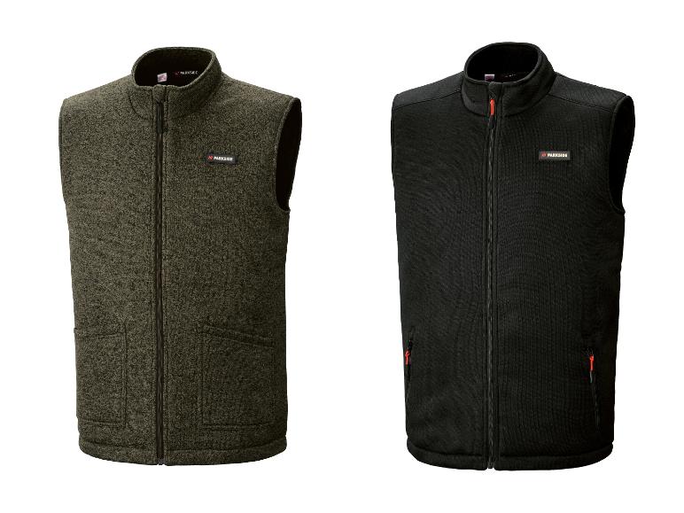 Deux gilets polaires pour hommes : un vert et un noir, tous deux zippés.