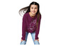 Une fille portant un sweat-shirt rose avec un motif Minnie Mouse.