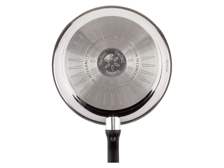 Une poêle Tefal avec un fond induction et une intégration thermo-fusion.