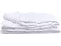 Couette blanche pliée avec boutons-pression.