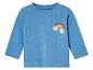 Un t-shirt à manches longues bleu avec un arc-en-ciel et des fleurs.