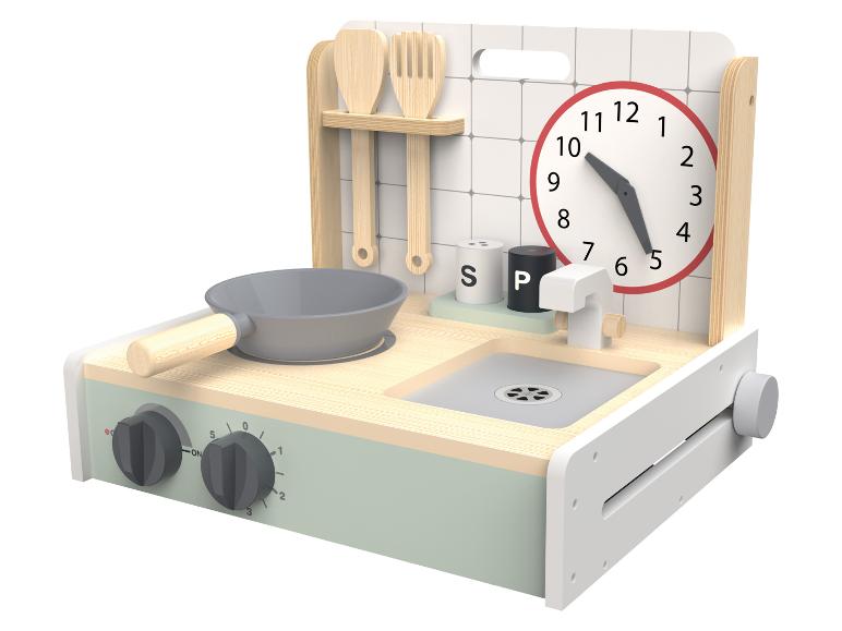 Jouets de cuisine en bois avec une poêle, un évier et une horloge.
