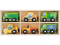 Véhicules de construction et camions jouets en bois dans une boîte en bois.