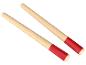 Deux battes de cricket en bois avec des extrémités rouges.