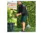 Homme avec des outils de jardin, y compris un seau Parkside vert, un râteau et une paire de chaussures.
