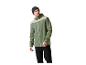 Veste softshell verte et beige pour homme avec pantalon noir.