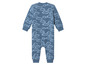 Une grenouillère bleue pour bébé avec un motif de nuages.