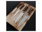 Set de couteaux de cuisine premium SILVERCREST® sur une planche à découper en bois.