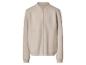 Blouson bomber beige avec fermeture éclair frontale et poches latérales.