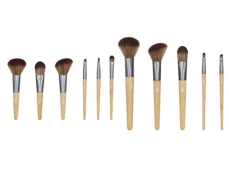 Un ensemble de pinceaux de maquillage Cien Beauty avec des manches en bois clair.