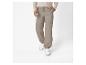 Homme portant un pantalon beige à taille élastique et des baskets blanches.