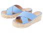 Sandales compensées bleues en toile, bout ouvert.