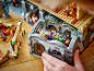 Une main construisant une boutique de potions de Lego Harry Potter avec une minifigurine de Severus Snape.