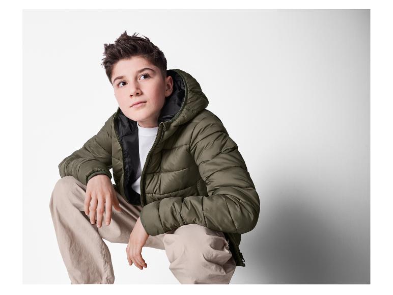 Garçon avec veste matelassée olive.