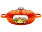 Cocotte en fonte orange avec une coupe transversale montrant des nouilles de courgette et des tomates.