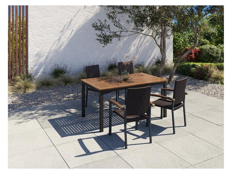 Ensemble de salle à manger extérieur avec table en bois et chaises en osier sur terrasse