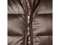 Gros plan sur une veste en duvet marron avec une fermeture éclair.