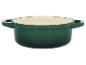 Cocotte en fonte verte avec intérieur crème.
