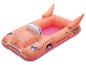 Une bouée gonflable en forme de voiture rétro orange pour enfants.