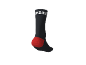 Chaussette noire avec talon rouge et texte blanc sur le bord.