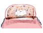 Intérieur d'un sac à dos rose avec motif forestier et étiquette de nom.