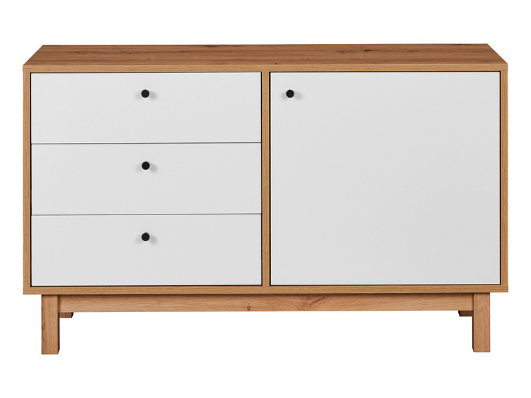 Une commode en bois avec trois tiroirs et une porte.