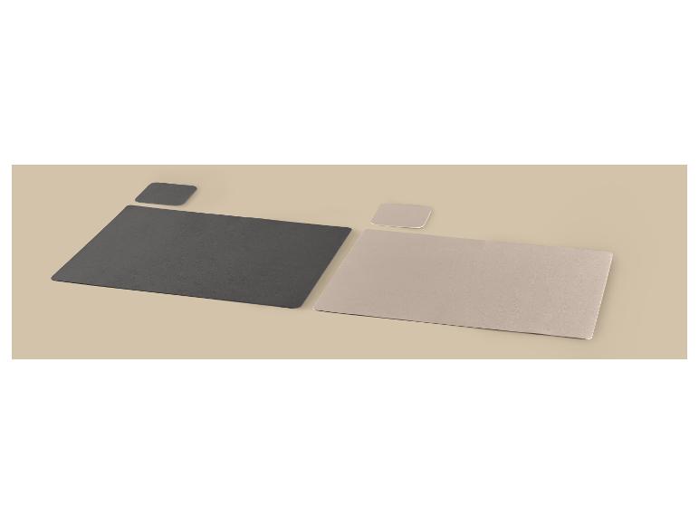 Deux sets de table gris et beiges avec sous-verres assortis sur fond beige.