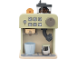 Machine à café jouet en bois avec accessoires : tasse, mousseur à lait et grains de café.
