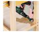 Une perceuse Parkside est utilisée pour assembler des meubles en bois.