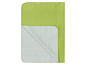 Un tapis vert et blanc pour un bébé.