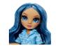 Poupée aux cheveux bleus et grands yeux, vêtue d'un pyjama bleu clair.