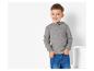 Un garçon portant un sweat-shirt gris à capuche et un jean bleu.