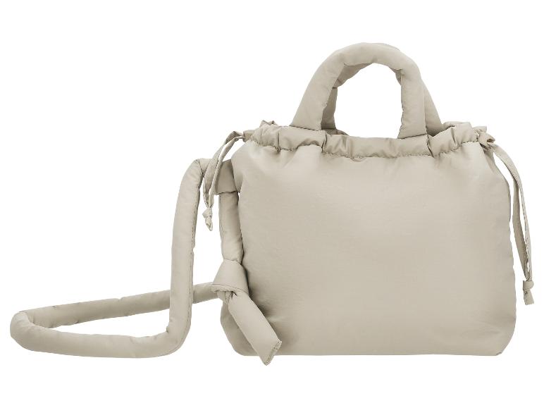 Sac à main matelassé gris clair avec cordon de serrage et longue bandoulière.