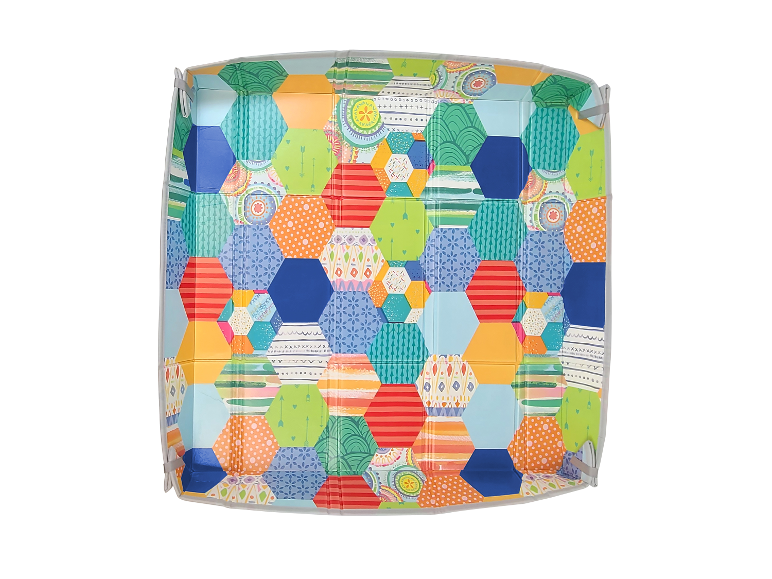 Plateau pliable hexagonal aux motifs patchwork colorés.