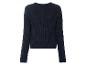 Un pull bleu marine à manches longues.